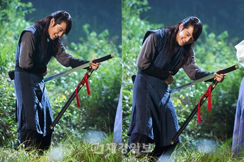 MBC月火ドラマ『火の女神チョンイ』で、キム・ボムが“一人遊びの真髄”を披露した。写真=ケイパックス