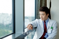 MBC新水木ドラマ『メディカトップチーム』で主演を務めるクォン・サンウが、歴代最高のシンクロ率を誇る白衣姿を披露した。写真=A story