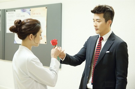『メディカルトップチーム』第3話　クォン・サンウ、チョン・リョウォンに渡したバラの花の意味とは？