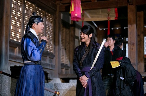 MBC月火ドラマ 『火の女神チョンイ』のイ・サンユンとキム・ボムがまるで兄弟のような雰囲気を漂わせ、視線を集めている。写真=ケイパックス