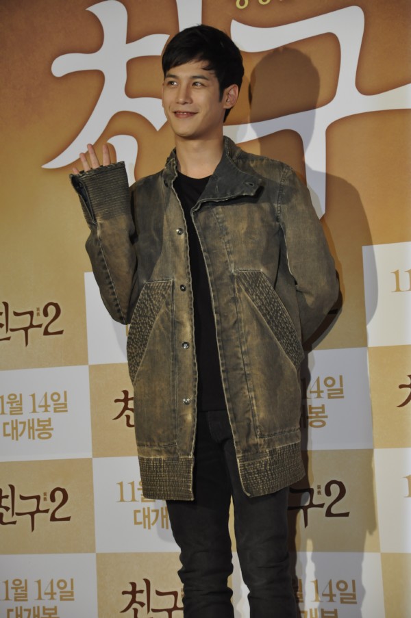 俳優のイ・ジョンソクとパク・ギウンがソウルのロッテシネマ建大入口店で開かれた映画「友へ チング2」のVIP試写会に参加した。