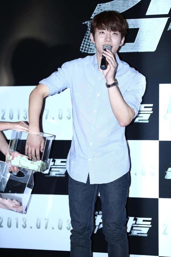 2PMのメンバージュノが映画「THE TERROR LIVE」の画面解説者を務める。