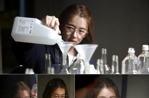 『未来の選択』のユン・ウネが、キュートなボブヘアに大きなメガネをかけた“最強童顔美女”の姿を公開し話題だ。写真=エネックステレコム