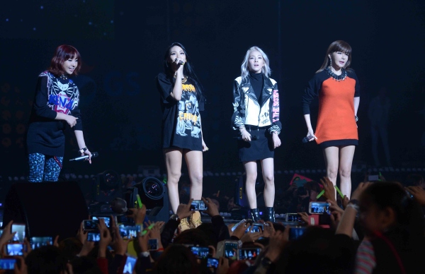 2NE1の新曲「懐かしみます」（그리워해요 MISSING YOU）が韓国内音源サイト日間チャートで4日間1位を固守して人気を独占中だ。