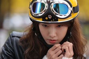 少女時代ユナのバイクに乗った姿が公開され視線を集中させている。