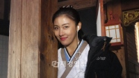 女優ハ・ジウォンの愛くるしい笑顔がキャッチされ話題だ。