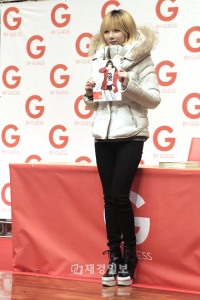 24日、カジュアルブランド「G by GUESS」が主催する4Minuteヒョナのサイン会が行われた。写真＝G by GUESS