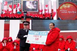 チャン・グンソク、慈善鍋の初日に『綺麗な男』応援の米花輪5トンを寄付
