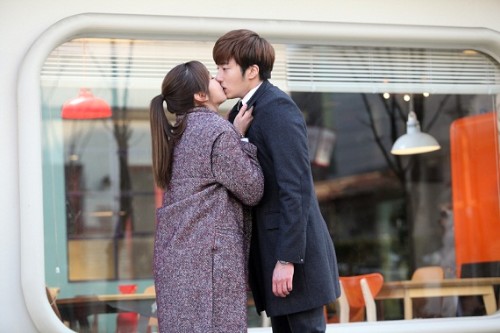 MBC週末特別企画ドラマ『黄金の虹』で、チョン・イル（ドヨン役）とAFTERSCHOOLユイ（ベグォン役）が本当のようなキス演技で撮影現場を熱くした。