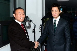 『本当に良い時代』慶州市長がサプライズ訪問　イ・ソジンと固い握手
