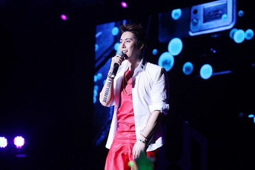 キム・ヒョンジュン（SS501マンネ）が、南米ツアーに続き韓国での単独コンサートを開き、ファンを熱狂させた。