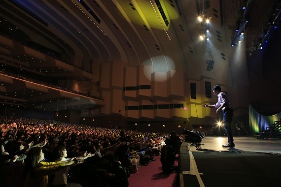 ヒョンビンがパシフィコ横浜国立大ホールでファンミーティング「ヒョンビン・ジャパンプレミアムイベント2014－再会」を開催し、5000人のファンと楽しいひと時を過ごした。