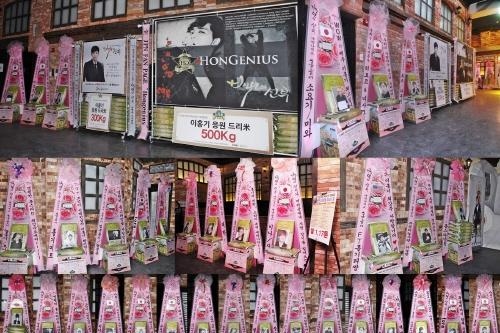 TV朝鮮週末ドラマスペシャル『百年の花嫁』に出演するFTISLANDのイ・ホンギの多国籍ファンが米花輪を送った。写真提供：ドリーミー