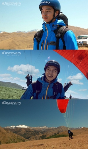 映画『容疑者』でアクション演技を披露した俳優コン・ユが、今回はパラグライダーに挑戦した。写真＝ディスカバリー・エクスペディション