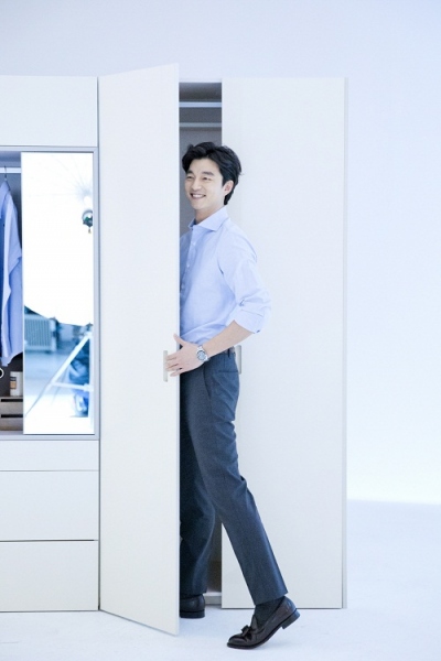 俳優コン・ユのお茶目な写真が公開され、話題となっている。写真=マネージメントSOOP