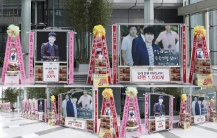 BIGBANGのスンリの国内外ファンらが、SBS週末ドラマ『エンジェルアイズ』に出演するスンリに米花輪とラーメン花輪を贈りドラマの成功を祈願した。（写真提供：ドリーミー）