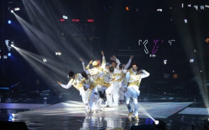 EXOとチャン・リインがジャッキー・チェンのチャリティーコンサート「2014 Peace & Love & Friendship」に参加し、現地ファンの熱い反応を得た。写真＝SMエンターテインメント