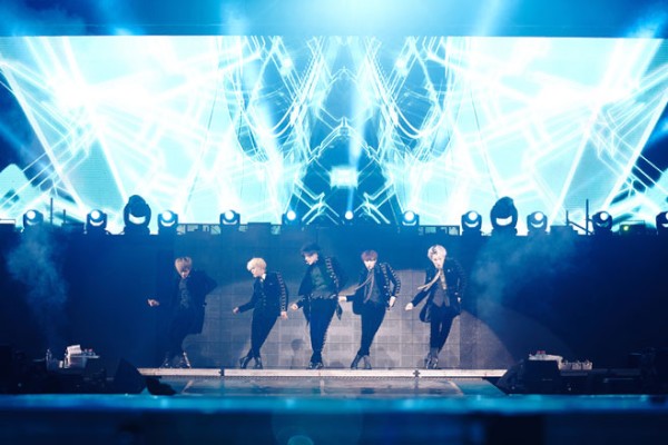 初めての中南米ツアーで大反響を得ている韓国のアイドルグループSHINeeが、メキシコに続いてチリ公演も盛況裡に終えた。写真＝SMエンターテインメント