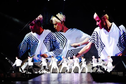 初の単独コンサートを展開している人気グループEXOが、ソウル、香港に続き中国・武漢公演も大成功させた。写真＝SMエンターテインメント
