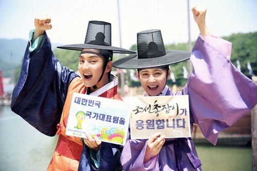 「朝鮮ガンマン」のイ・ジュンギとナム・サンミカップルがサッカー韓国代表チームに応援メッセージを伝えた。写真=朝鮮ガンマン文化産業専門会社、KBSメディア