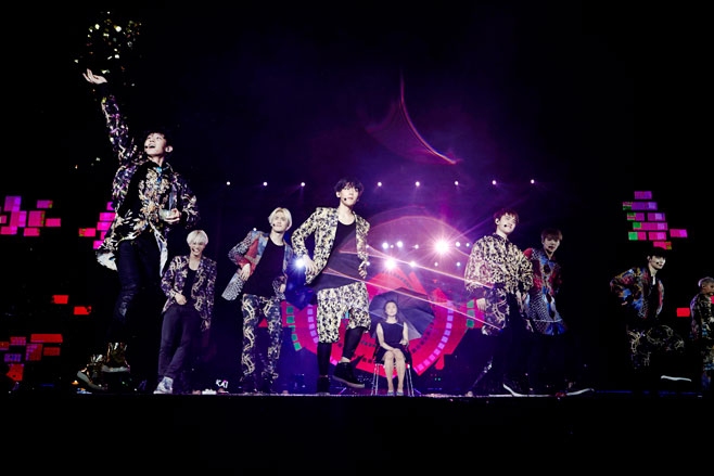 初の単独コンサートツアー「EXO FROM. EXOPLANET #1 - THE LOST PLANET -」を展開中のEXOが、ソウル、香港、武漢に続いて重慶公演も大盛況に終えた。写真＝SMエンターテインメント