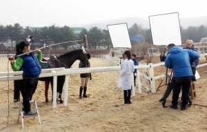 現在放送中のMBC毎日ドラマ『母の庭園』に、韓国競馬史に大きな足跡を残した“ミスターパーク”や“当代不敗”など名馬たちが登場し話題だ。