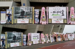 BIGBANGの国内外ファンらが「AIA Real Life NOW Festival 2014」のYGファミリーコンサートに米花輪を送り応援した。