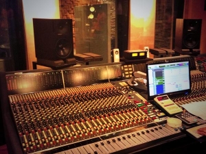 SUPER JUNIOR-Mのチョウミが3日、自身のツイッターでレコーディング室で撮影した写真を公開した。