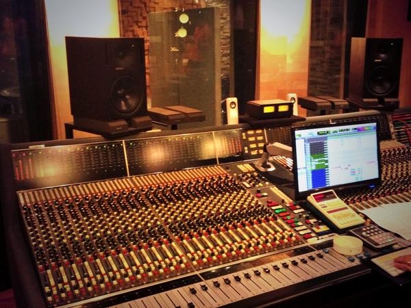 SUPER JUNIOR-Mのチョウミが3日、自身のツイッターでレコーディング室で撮影した写真を公開した。