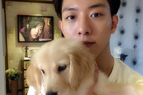 CNBLUEのイ・ジョンシンが愛犬と一緒に撮ったセルフショットを公開した。写真＝イ・ジョンシンのツイッター