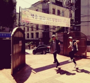 2PMのJun.Kが、9月19日に2PMの4thアルバム『GO CRAZY』のリリースを控え、小学校で「宣伝活動?」に励む映像を公開した。