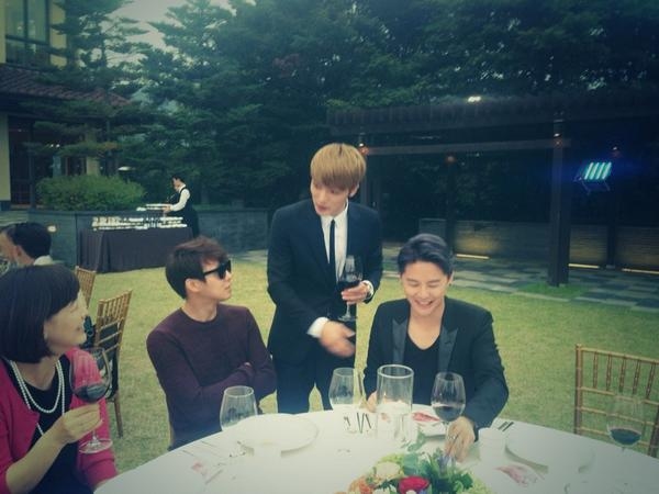 先日、ジェジュンの両親の銀婚式と古希を祝うパーティーが行われ、ジェジュンはもちろんJYJのメンバーであるジュンスとユチョンも出席した。写真：ジェジュンのツイッター
