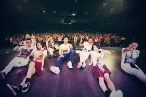 キム・ヒョンジュン(SS501マンネ)が東京での公演を終え、ファンたちとともに撮った記念写真を公開した。写真：キム・ヒョンジュンのツイッター