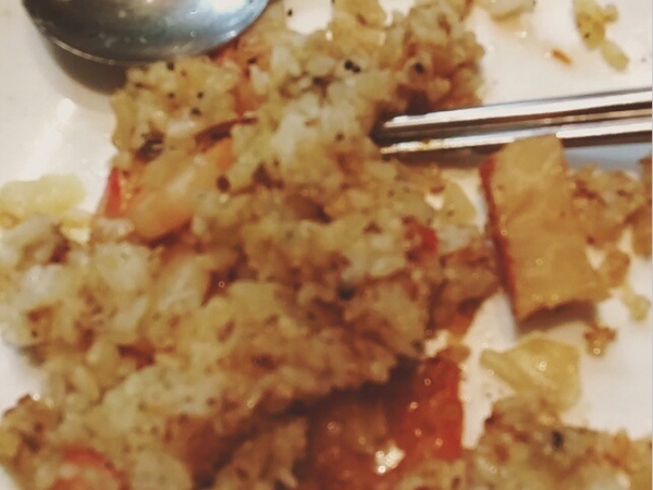 CNBLUEのイ・ジョンヒョンが自宅での食事の風景を公開し、ファンの視線をとらえている。