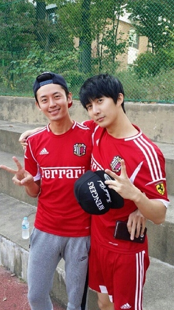 キム･ヒョンジュン（SS501マンネ）が、自身がキャプテンを務めるサッカーチーム「FCアベンジャーズ」のチームメイトとのツーショットを公開した。