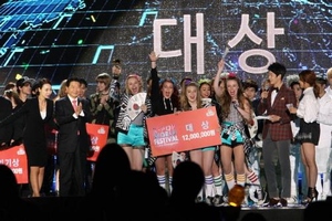 韓流ファンのためのフェスティバル「K-POP ワールドフェスティバル」が開催され、会場である昌原(チャンウォン)総合運動場を訪れた約2万7千人の観客が、昌原の秋の夜を熱く燃やした。