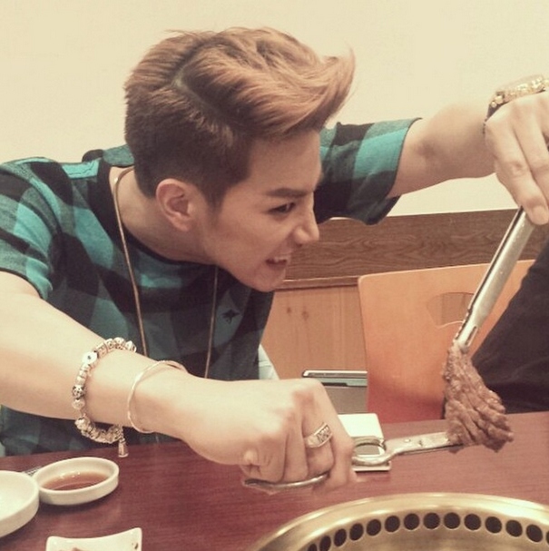 2PMのJUN.Kが、食事中の写真を公開した。
