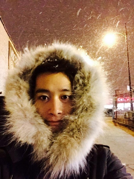2PMのチャンソンが、シカゴで雪を満喫した。写真：チャンソンのツイッター
