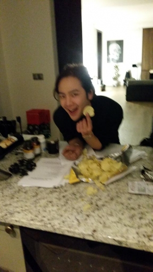 JYJのジェジュンがチャン・グンソクと一緒にハニーバターチップを試食した。写真：ジェジュンのツイッターより