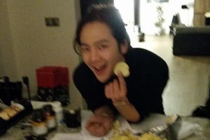 JYJのジェジュンがチャン・グンソクと一緒にハニーバターチップを試食した。写真：ジェジュンのツイッターより