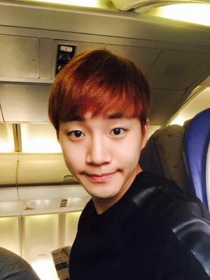 2PMのジュノが、機内での自分撮りショットを公開した。写真：ジュノのツイッター