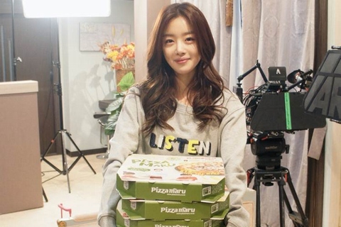 MBC週末ドラマ『バラ色の恋人たち』の撮影現場で、このたび和気あいあいのピザパーティーが開かれた。