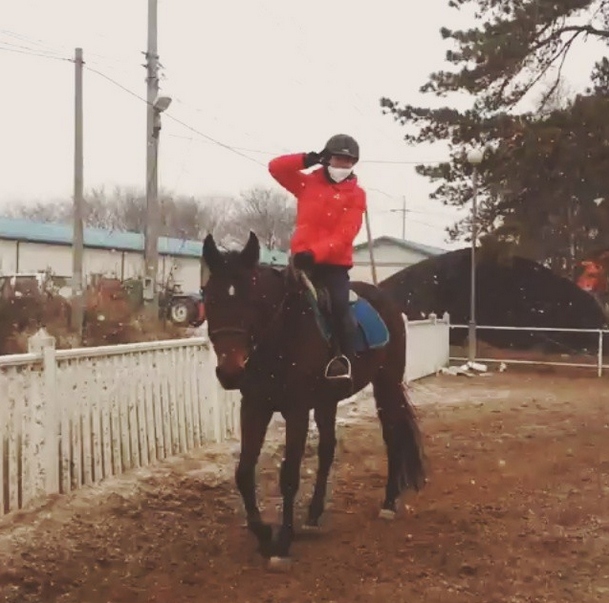 KARAのハン・スンヨンがSNSにてキュートな乗馬姿を公開した。