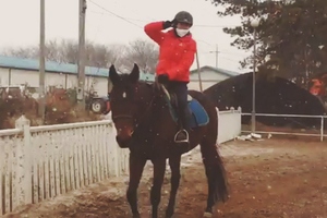 KARAハン・スンヨン、寒さを吹き飛ばすキュートな乗馬姿を公開