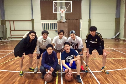 CNBLUEのカン・ミンヒョクが、同級生たちとのバスケ記念ショットを公開した。写真：ミンヒョクのツイッター
