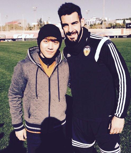 BIGBANGのV.Iがスペインのサッカー選手アルバロ・ネグレド選手とのツーショット写真を公開した。写真：V.Iのツイッター