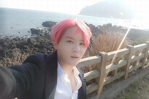 JYJジュンス、海辺に映えるピンクのヘアを公開