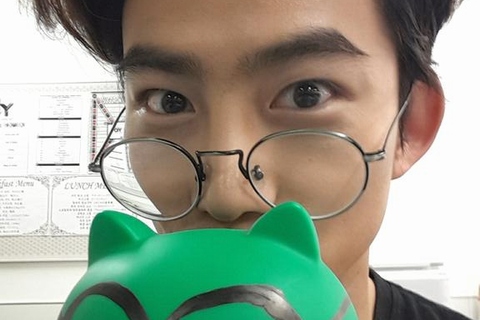 2PMのテギョンが眼鏡バージョンのオクキャット貯金箱をPRした。写真：テギョンのツイッター