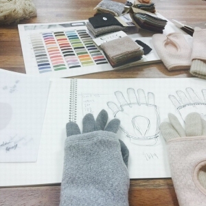 SUPER JUNIORイトゥクが手袋をプロデュースするといい注目を集めている。