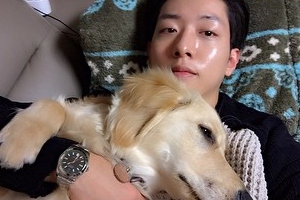 CNBLUEのイ・ジョンシンが、すっかり大きくなった愛犬シンバとのツーショットを公開した。